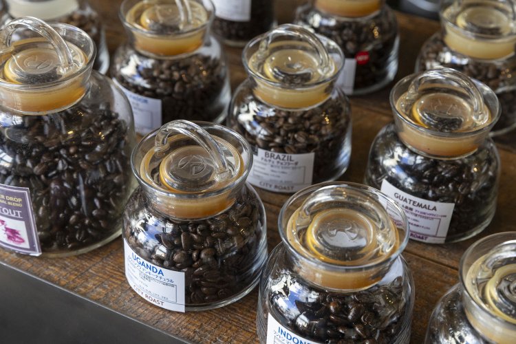 焙煎豆の多さも壮観。深煎り中心で、「出したいなと思う豆が現れる度にラインナップが増えてしまう」のだそう。