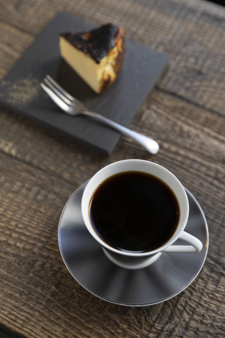 コーヒー単品550円、自家製ケーキとのセット1000円。写真はプラス60円のトレフォルマッジチーズケーキで、これがまた抜群に美味。