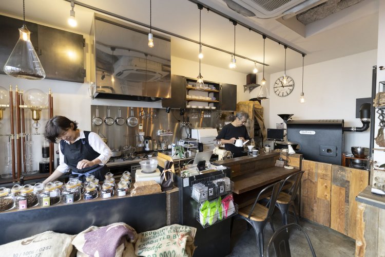 夫婦で切り盛りするアットホームな一軒。シックな内装がまた素敵。