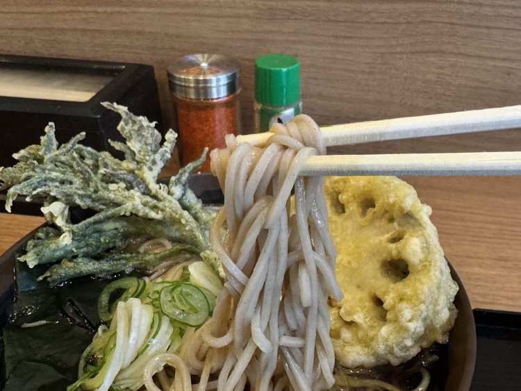 タラの芽天そば800円にレンコン天150円を追加。