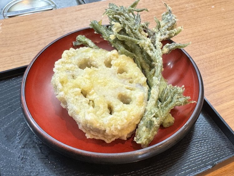 別皿のタラの芽とレンコン。レンコンはレギュラーメニュー。