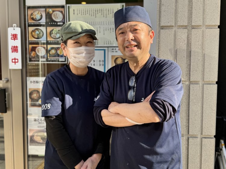 店主の岡田一利さんと妻の久美子さん。2人で店を切り盛りしている。