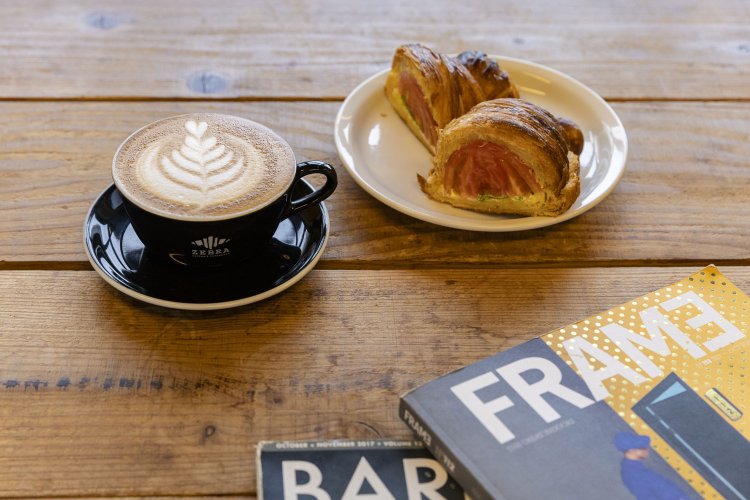 カフェラテL630円とトマトサンドイッチ990円。