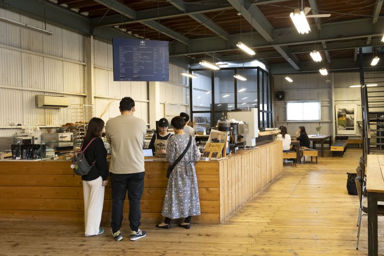 天井高5mの広い空間。内装には秋田杉の無垢材をふんだんに使った。