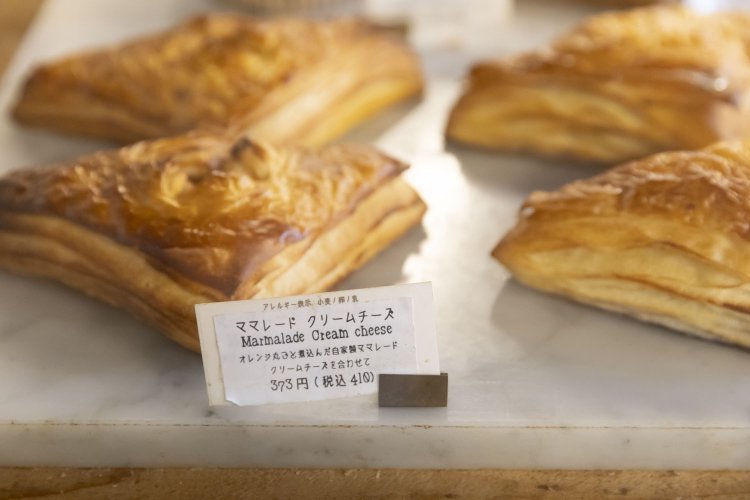 クロワッサンやパイは店で手作り。