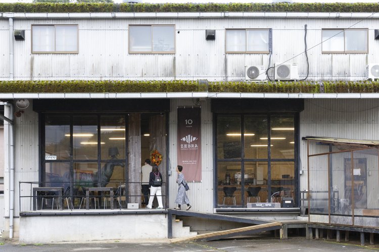 空き工場の大きな建物を改装した。