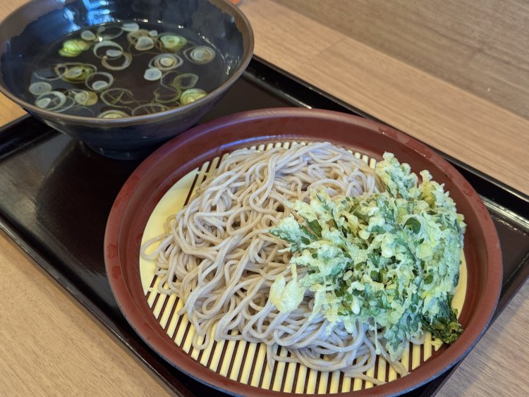 人気メニューのひとつ、つけ天そば730円を春菊で。冷たいそばを温かいつけ汁でいただく。