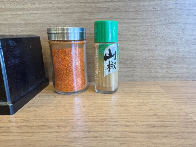 『おか田』には薬味に山椒が置いてある。これを入れるとやわらかめのツユが締まるのだ。