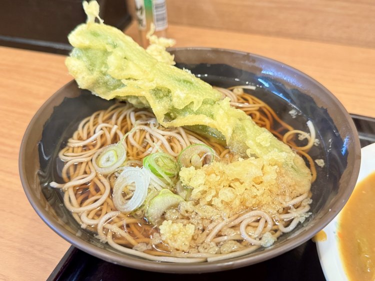 好評な季節の天ぷら。これは万願寺とうがらし630円。独特の甘みがたまらない。