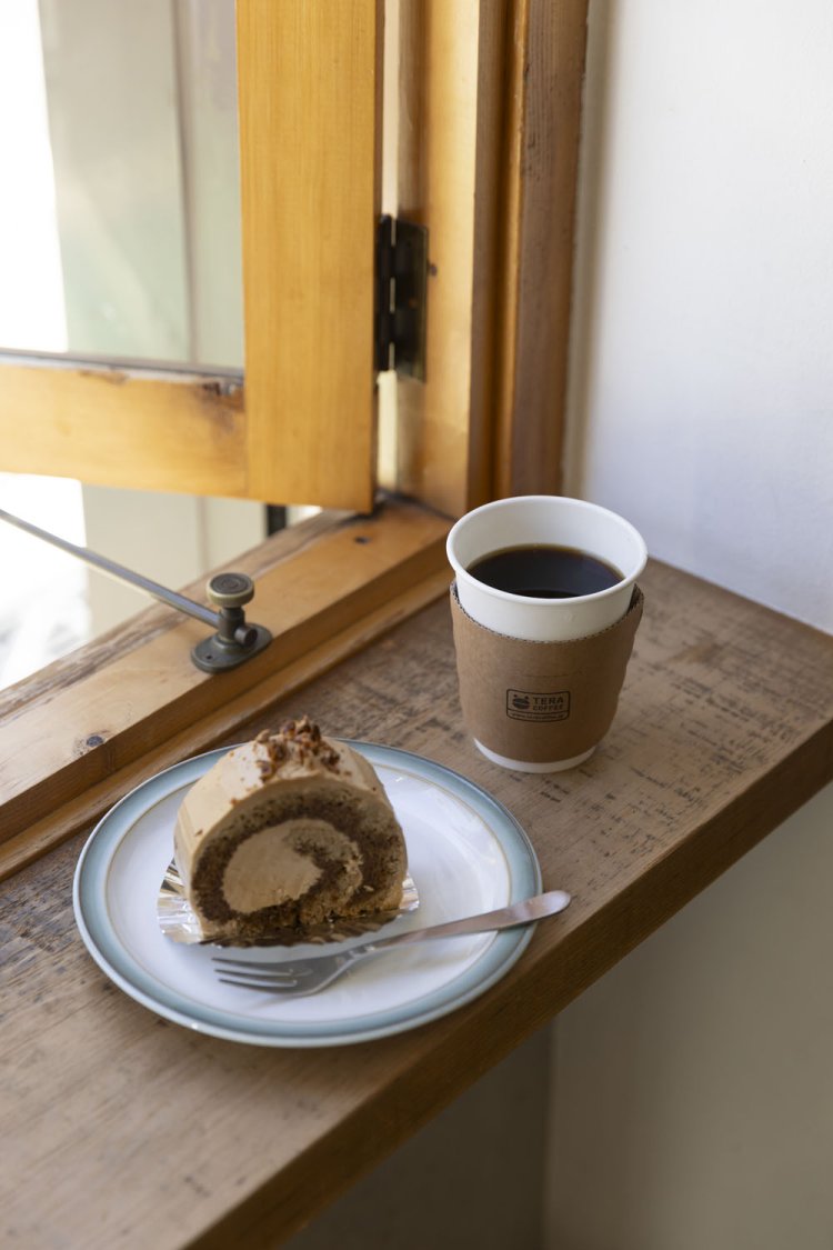 ドリップコーヒーS470円～とモカロールケーキ550円。