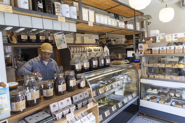 焙煎豆が所狭しと並ぶ。シングルオリジンとブレンドで約30種類と豊富。