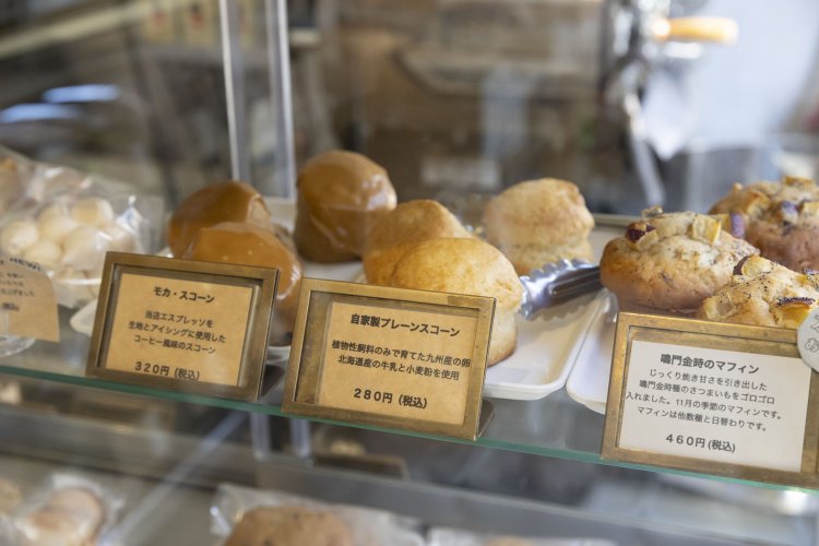 入って右手の棚には充実のスイーツも。