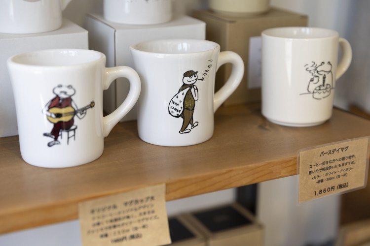カエルがモチーフのマグなどオリジナルアイテムもたくさん。