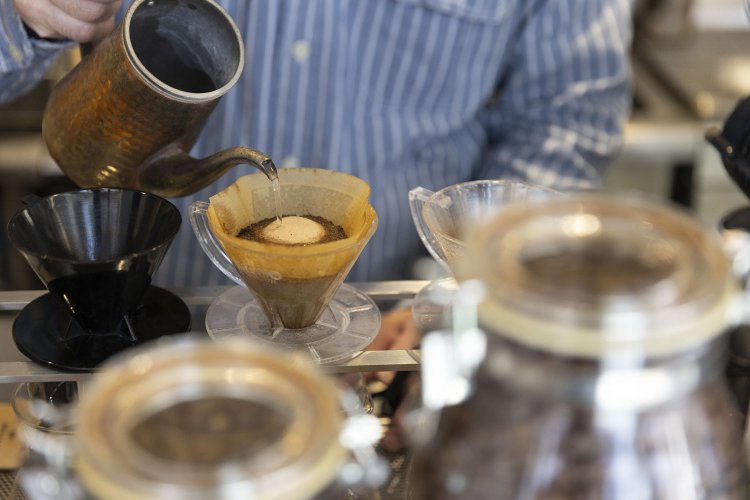 店頭ではコーノ式のドリッパーで1杯ずつ丁寧に抽出する。