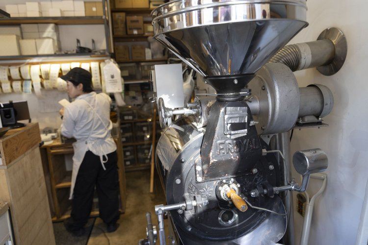 窓際に置かれた焙煎機。