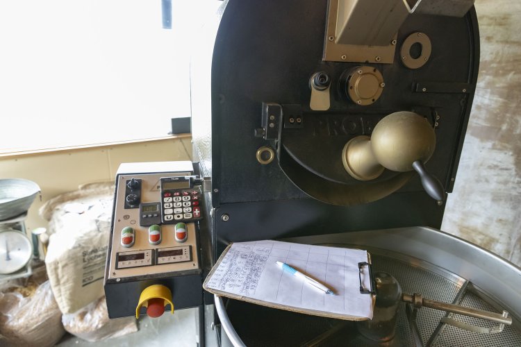 店奥には焙煎室が。店主の田村さんは徹底的に焙煎データを取り、日毎の条件に合わせて焙煎する。
