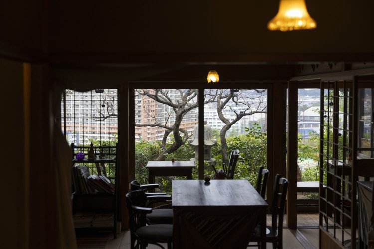 尾根上にあるので庭の向こうの景色が広い。