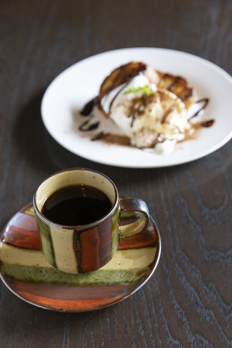 グアテマラ中煎り700円、フレンチトーストとのセットでは1540円。