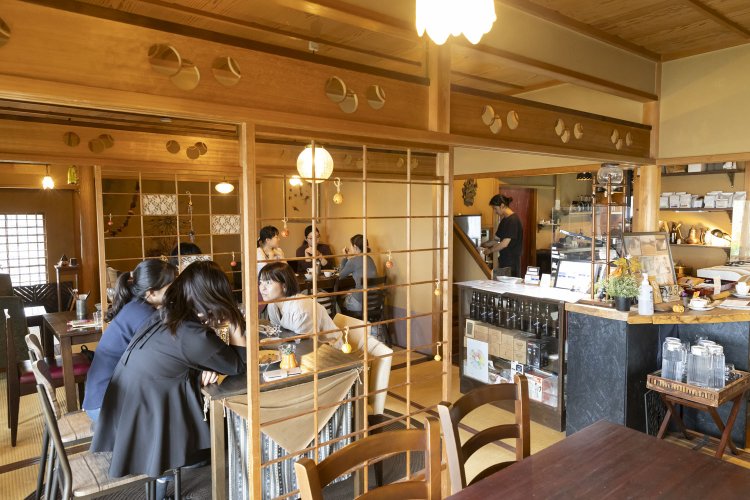 茶室を備えた丘上の日本家屋をおしゃれなカフェに改装している。