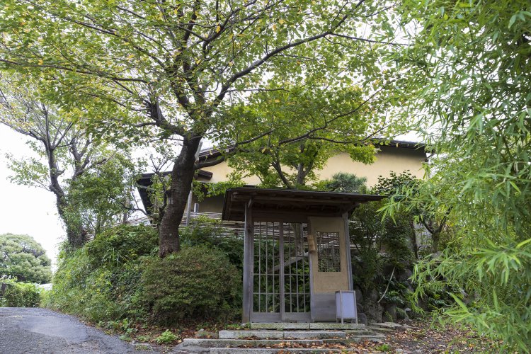 住宅街の細い道を上り切ったところに立つ一軒家。