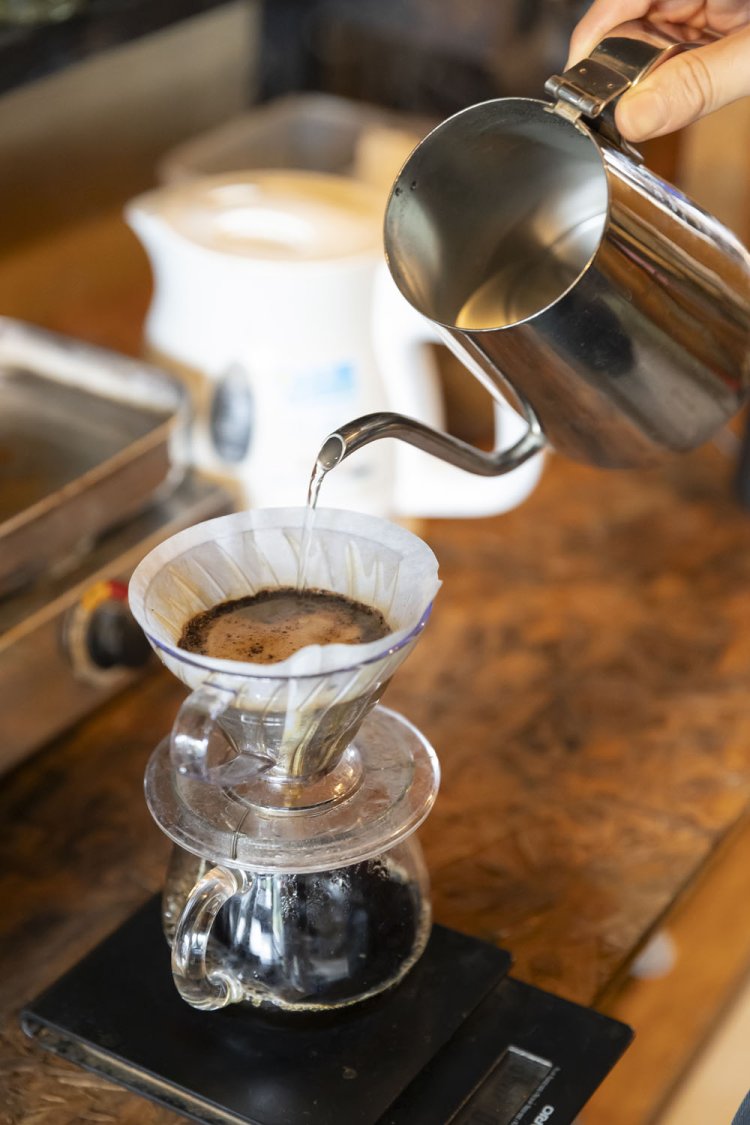 注意深くドリップ。豆の煎り具合に合わせて抽出温度を変えている。