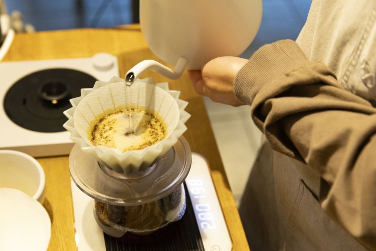 ハンドドリップで1杯ずつ抽出。