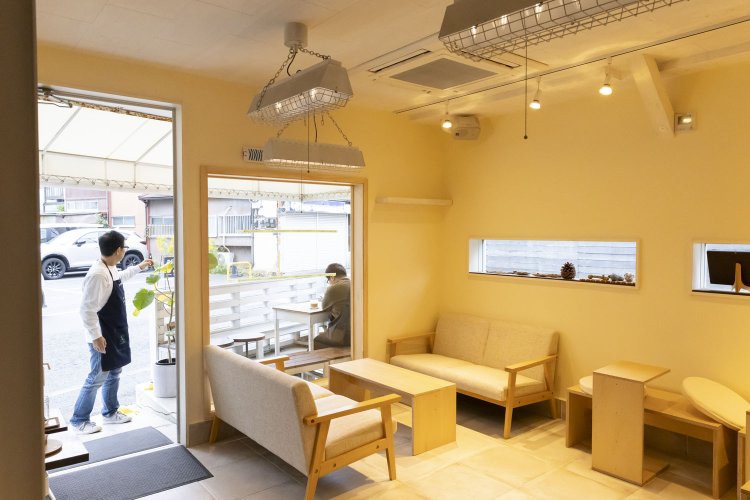 隣接する『CORNER 27』は白を基調とした明るい空間。イートインでゆったりと利用できる。