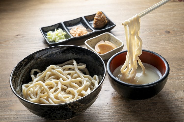おしぼりうどん800円。麺はしっかりコシのある手打ちうどん。釜揚げにすることで、搾り汁がよく絡む。