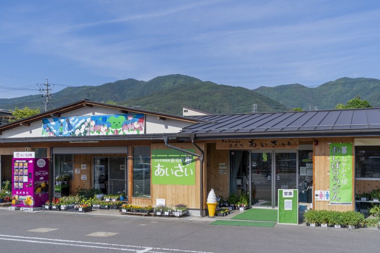 坂城町の特産品や旬の農産物などを販売。