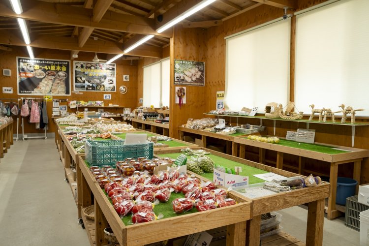食堂隣の直売所ではねずみ大根をはじめ、ブドウやリンゴ、キノコなどの農産物、加工品を取りそろえる。