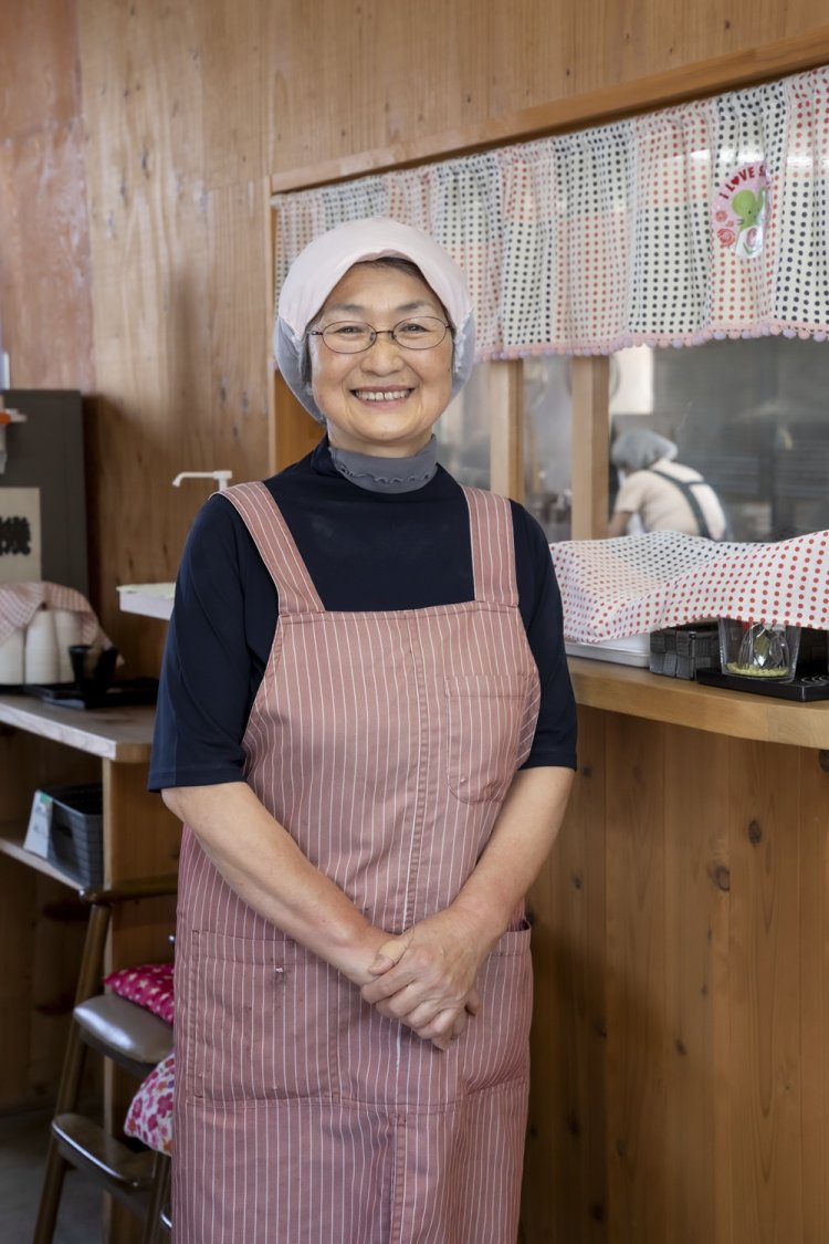 「独特の辛味と甘みがやみつきですよ」と食堂責任者の清水安子さん。