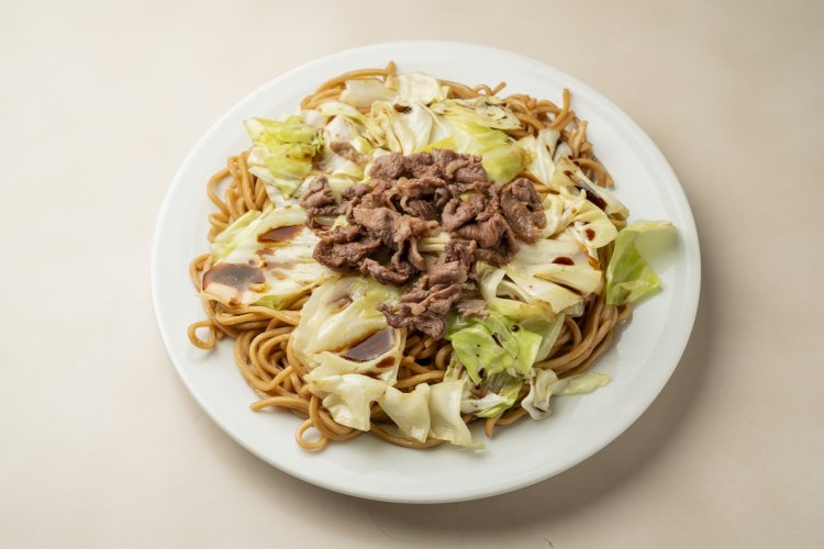 ローメン（大盛）950円。多くの人が麺1.5玉の大盛をオーダー。味変できるので、多めの麺でもペロリといける。