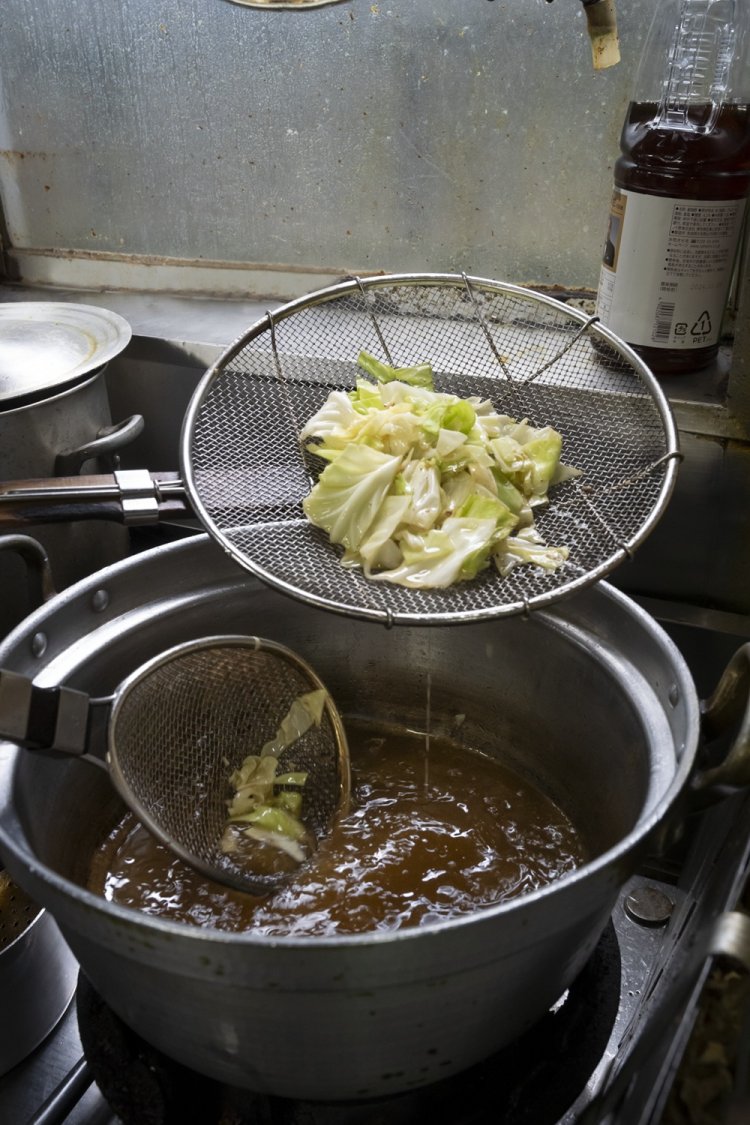 クセのあるマトンの風味を移さないよう、麺やキャベツとは別々に調理。