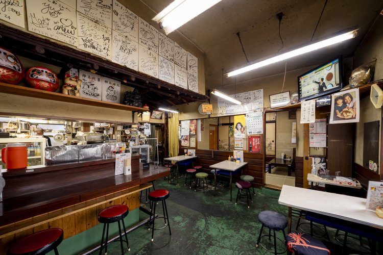 昼は常連、週末は観光客でにぎわう。夜はローメンをつまみにして一杯楽しむ常連客が多数。