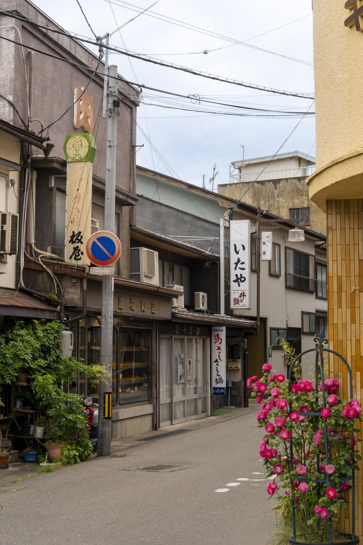 精肉店が営む馬肉料理店。肉質に自信あり。