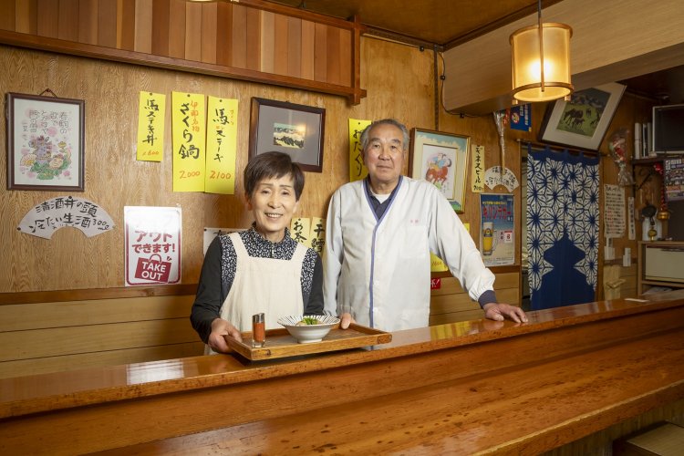 下処理はご主人、おたぐりの調理と味つけは奥様の担当。「七味をかけるとうまさが際立ちます！」。
