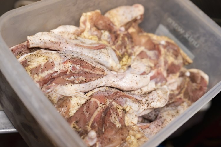 国産の若鶏を塩・コショウで味つけ。1日以上寝かせて味をなじませる。