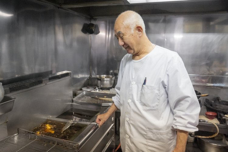 むしりは約10分かけて素揚げする。