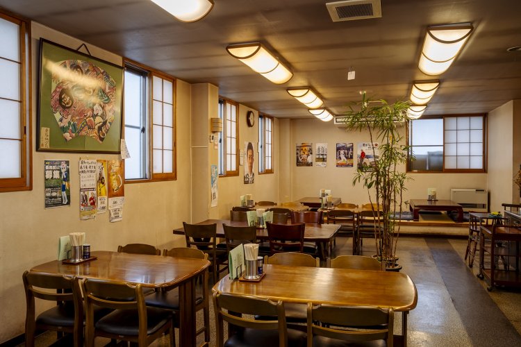 週末は、定食オーダーのほとんどがむしり。ご飯、味噌汁、サラダ、漬物が付く「むしり定食」は1150円。