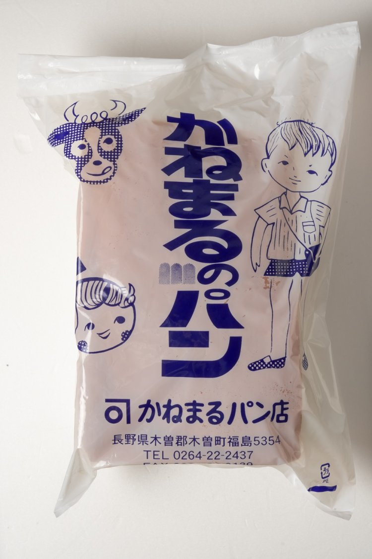 レトロなパッケージが目印の牛乳パン260円。