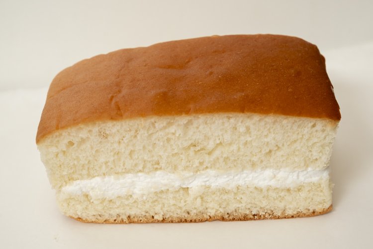 ふかふかのパンで、軽い食感のクリームをサンド。