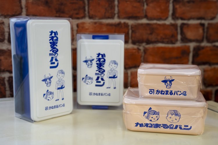 パッケージのイラストを使ったグッズも売られている。