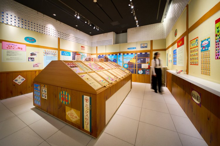 童心に返って楽しみたい！ 企画展「駄菓子屋さんに行ってみよう！」が2025年6月25日まで六本木『とらや 東京ミッドタウン店ギャラリー』で開催中