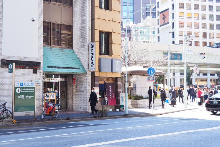 写真左側、緑青色の屋根の下が『御清水庵 清恵』の入り口。