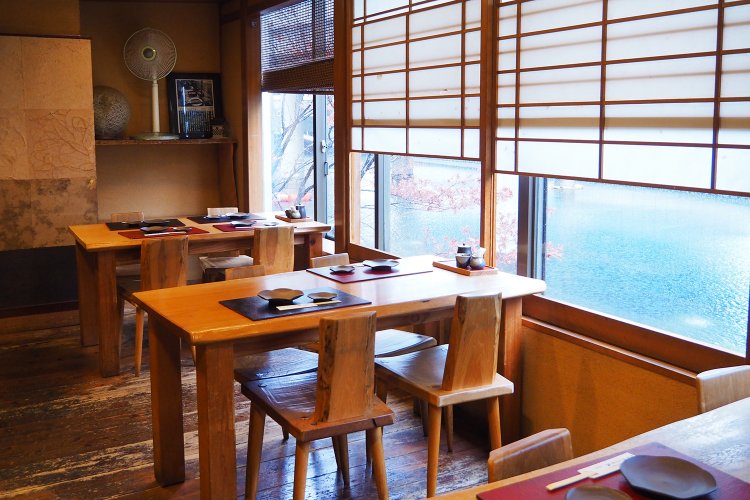 店は日本橋川に面している。「この店はロケーションにも助けてもらいました」と中本さん。