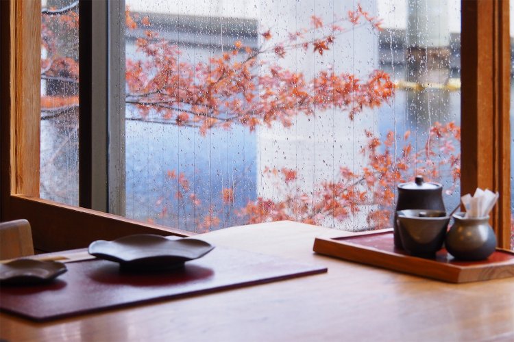 取材日の東京は、どっしりと重たい雪が降る福井の冬を思い起こさせるようなみぞれが降っていた。