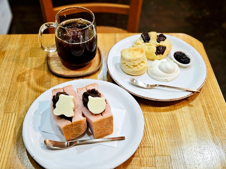 元ペリカンの職人が作るパンとスコーンを『cafe hatomame』で楽しむ～黒猫スイーツ散歩 浅草編14～
