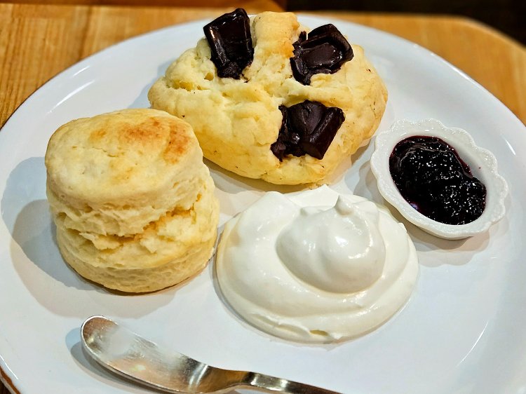スコーン2個（ジャム&クリーム付）800円。
