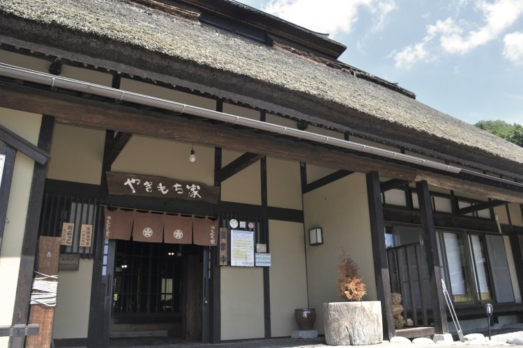 昔話に出てきそうな大きな茅葺（かやぶ）き屋根の宿。ランチは宿泊者以外も利用できる。