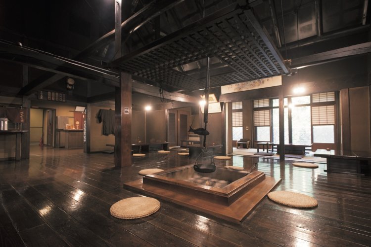 囲炉裏の灰で焼き上げる、昔ながらの「灰焼きおやき」も名物（写真3点＝やきもち家）。